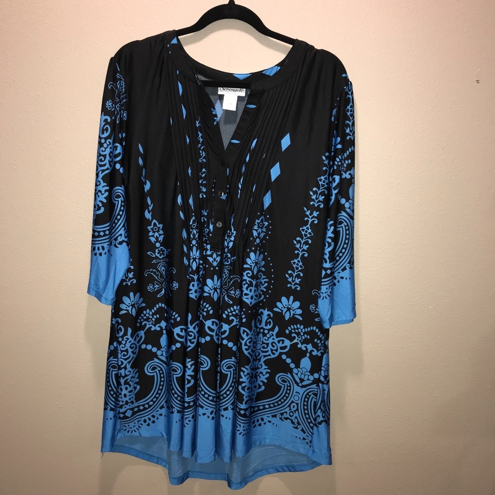 Eye catching tunic in black and blue